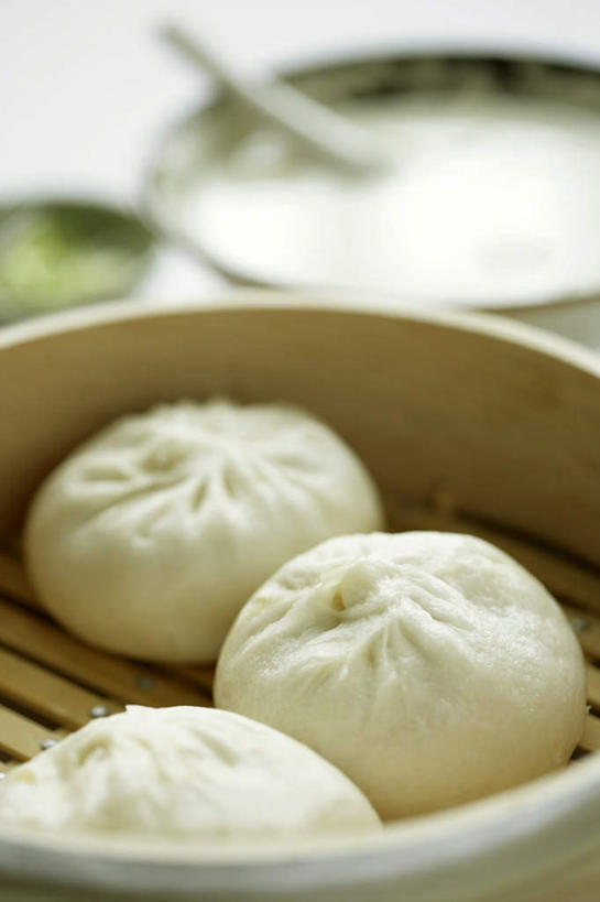 点心,无人,竖图,俯视,室内,特写,白天,白色背景,餐具,阴影,朦胧,模糊,反射,碟子,盘,影子,勺子,陶瓷,料理,食品,包子,面点,陶瓷制品,饮品,营养,馒头,美食,食物,饮料,三个,盘子,容器,调羹,碟,汤匙,碗,中式,摄影,影棚,储藏,储存,豆浆,安神,彩图,高角度拍摄,影棚拍摄,拍摄,植物奶,贮存