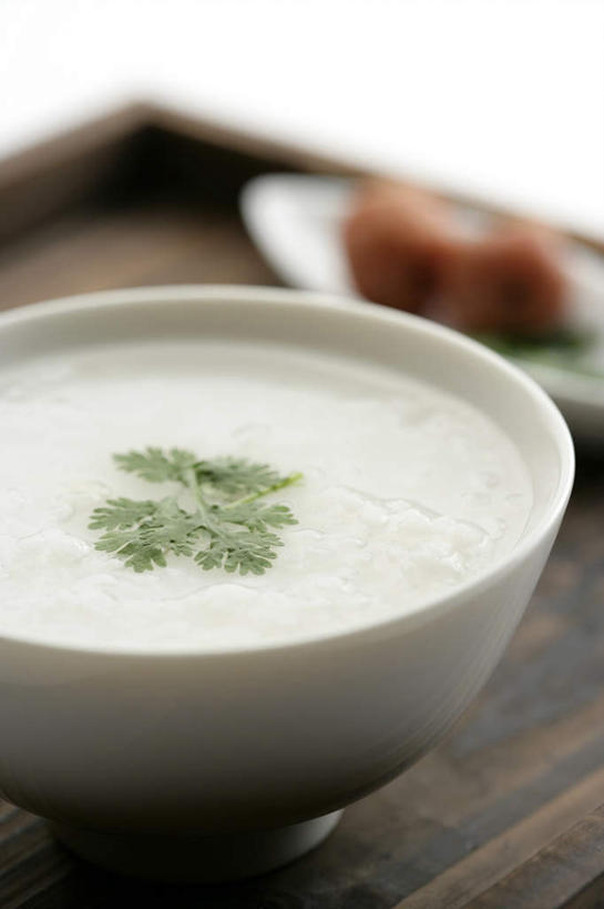 无人,竖图,俯视,室内,特写,白天,白色背景,烹饪,中餐,早餐,李子,蔬菜,餐具,水果,阴影,朦胧,模糊,新鲜,反射,碟子,盘,影子,陶瓷,香菜,谷类,谷物,生食,粥,料理,食品,果实,陶瓷制品,米,菜肴,美食,香,食物,盘子,容器,碟,碗,中式,摄影,佳肴,有机食品,绿色食品,影棚,储藏,储存,胡菜,香荽,原荽,园荽,芫荽,胡荽,莞荽,芫茜,芫蓿,莚葛草,莚荽菜,红李,鸡血李,杏李,彩图,高角度拍摄,影棚拍摄,早饭,拍摄,白米粥,糜,贮存