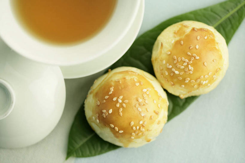 点心,月饼,无人,横图,俯视,室内,特写,白天,白色背景,幸福,茶,杯子,餐具,叶子,阴影,朦胧,模糊,反射,碟子,盘,影子,茶叶,料理,食品,面点,绿叶,娱乐,美食,食物,糕点,两个,盘子,水杯,碟,享受,休闲,温馨,中式,嫩叶,放松,乐趣,摄影,影棚,提神,舒适,醒脑,宫饼,胡饼,团圆饼,小饼,月团,叶,叶片,茶杯,彩图,高角度拍摄,影棚拍摄,拍摄