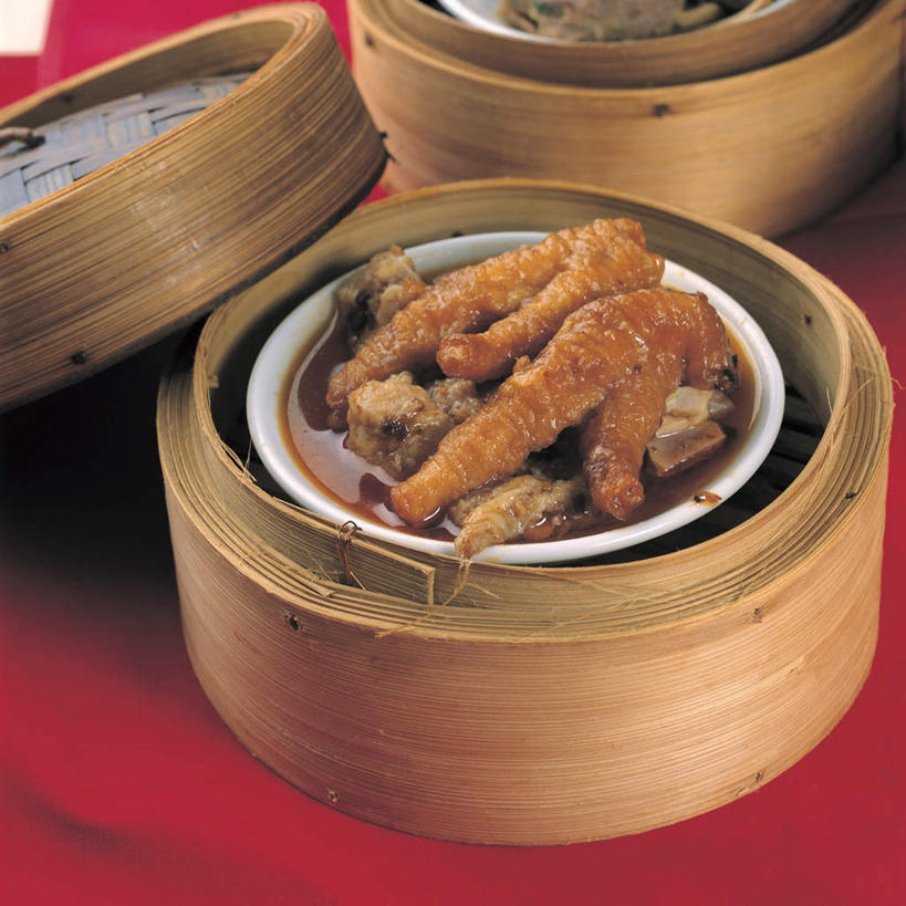 蒸笼,骨骼,无人,方图,俯视,室内,特写,白天,烹饪,中餐,厨具,阴影,红色背景,竹制,反射,影子,陶瓷,料理,食品,陶瓷制品,骨头,菜肴,美食,食物,两个,容器,碗,中式,摄影,佳肴,影棚,储藏,骨架,竹制品,储存,笼屉,鸡爪,烹饪用具,烹调用具,烹调,彩图,高角度拍摄,影棚拍摄,拍摄,贮存