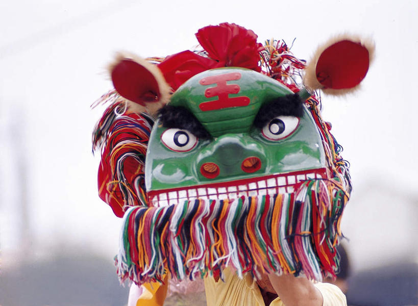 东方人,一个人,站,横图,室外,白天,正面,民族服装,亚洲,仅一个男性,仅一个人,舞狮,表演,辟邪,朦胧,模糊,标志,文字,字符,黄种人,文化,标识,仅一个年轻男性,祈祷,祈福,站着,健康,汉字,许愿,祈求,中文,舞狮子,驱邪,祛邪,避邪,国文,华文,狮灯,狮子舞,平安,男人,男性,年轻男性,亚洲人,站立,半身,彩图,传统服装,民俗服,舞蹈