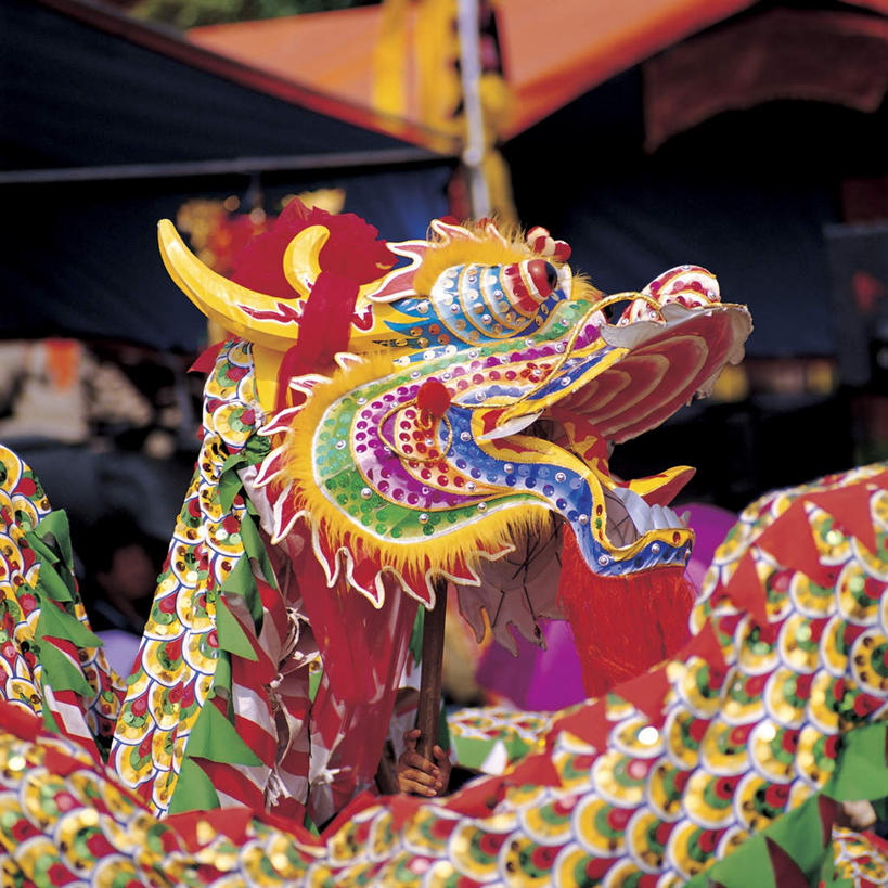 东方人,一个人,站,举,方图,室外,白天,正面,民族服装,成功,亚洲,仅一个男性,仅一个人,舞狮,表演,辟邪,龙,注视,黄种人,文化,仅一个年轻男性,观察,看,祈祷,祈福,托,站着,健康,许愿,观看,祈求,察看,高贵,关注,图腾,传说,舞狮子,驱邪,祛邪,避邪,祥瑞,狮灯,狮子舞,灵兽,权势,尊荣,平安,幸运,男人,男性,年轻男性,亚洲人,举起,举手,举着,向上举,向上伸,向上托,站立,半身,彩图,传统服装,民俗服,舞蹈