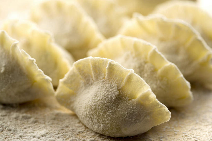 面食,无人,横图,俯视,室内,特写,白天,中餐,桌面,桌子,许多,阴影,朦胧,模糊,反射,木制,粉末,影子,面粉,料理,食品,饺子,面点,粮食,小吃,食物,排列,木制品,中式,粉,农产品,水饺,原材料,粉状,摆列,彩图,高角度拍摄,布列,分列