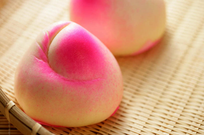 点心,无人,横图,俯视,室内,特写,白天,桌子,阴影,朦胧,模糊,反射,影子,料理,食品,包子,面点,美食,食物,两个,中式,寿桃,寿桃包,床上桌,懒人桌,彩图,高角度拍摄