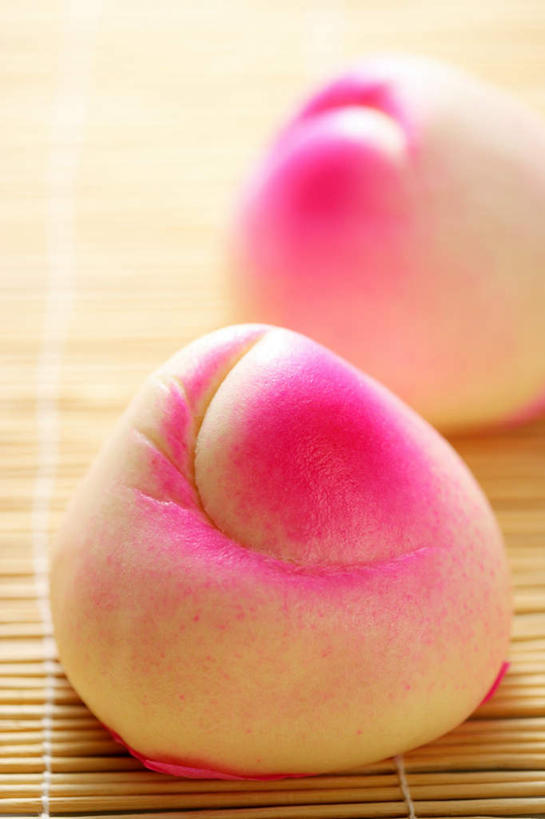 点心,无人,竖图,俯视,室内,特写,白天,桌子,阴影,朦胧,模糊,反射,影子,料理,食品,包子,面点,美食,食物,两个,中式,寿桃,寿桃包,床上桌,懒人桌,彩图,高角度拍摄