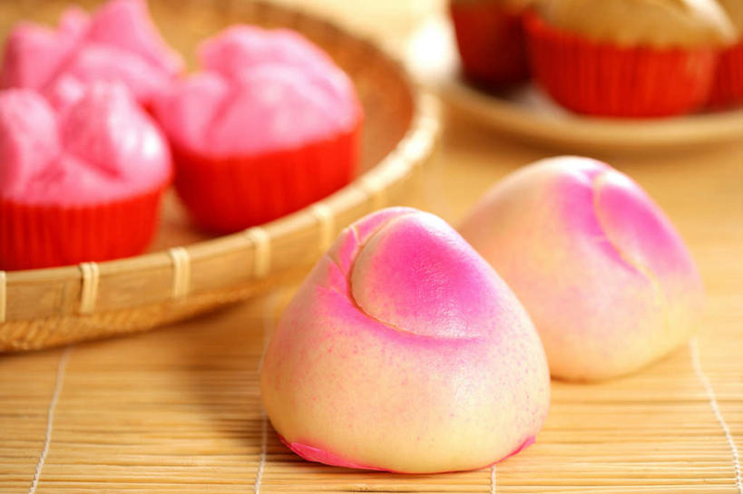 点心,无人,横图,俯视,室内,特写,白天,桌子,阴影,朦胧,模糊,反射,影子,料理,食品,包子,面点,甜点,甜品,美食,食物,糕点,甜食,中式,寿桃,寿桃包,床上桌,懒人桌,彩图,高角度拍摄,寿糕