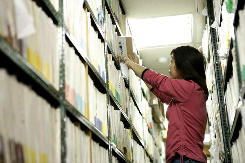 东方人,一个人,医生,医院,站,举,横图,室内,白天,仰视,工作服,制服,柜子,照明,亚洲,仅一个女性,仅一个人,握,材料,档案,文件,纸,墙,灯光,拿,拿着,注视,黄种人,顶灯,墙壁,墙面,灯,白色,手稿,资料,灯具,观察,记录,看,托,站着,仅一个中年女性,医护人员,医疗人员,握着,观看,证明,照亮,察看,档案室,照明设备,关注,文档,档案柜,医疗机构,记载,工作制服,记实,纪录,女人,女性,中年女性,亚洲人,大夫,举起,举手,举着,向上举,向上伸,向上托,站立,半身,彩图,低角度拍摄,工作套服,病院,诊所,病历