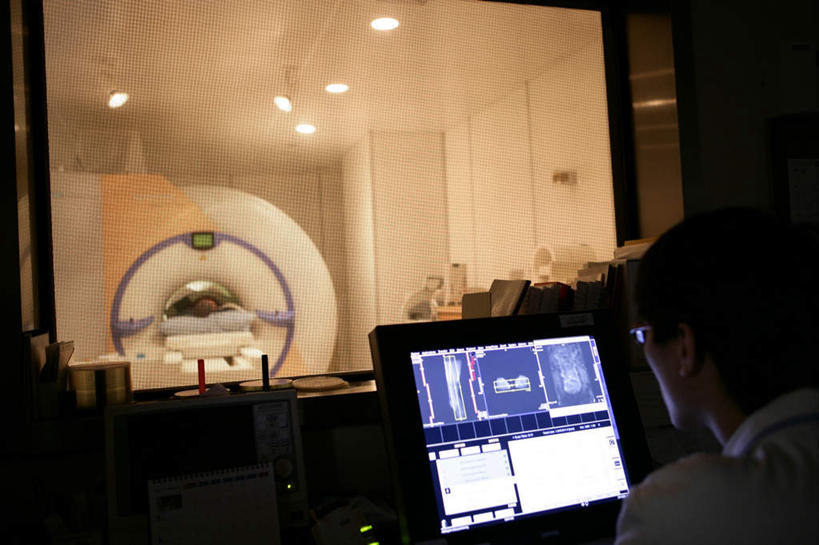 东方人,两个人,医生,病人,医院,坐,躺,横图,室内,白天,工作服,制服,机器,显示器,窗户,照明,亚洲,医学,屏幕,墙,灯光,背光,黄种人,设备,显示屏,顶灯,玻璃窗,墙壁,墙面,灯,背面,白色,扫描仪,灯具,医护人员,医疗人员,照亮,医疗,医疗设备,照明设备,病患,医疗器械,核磁共振,医疗工具,逆光,输出设备,核磁共振成像,医疗机构,病号服,核磁共振扫描仪,磁共振成像,核磁共振技术,工作制服,检测工具,卧着,男人,男性,中年男性,亚洲人,大夫,患者,就医者,躺着,卧,坐着,半身,彩图,工作套服,病院,诊所,病患服