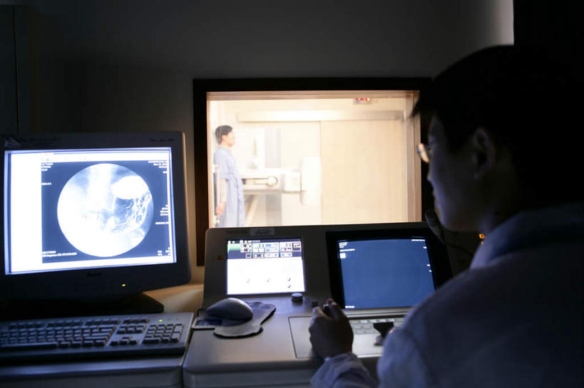 东方人,两个人,医生,病人,医院,站,坐,横图,室内,白天,工作服,制服,机器,显示器,窗户,照明,亚洲,医学,屏幕,墙,灯光,背光,注视,黄种人,设备,显示屏,顶灯,玻璃窗,墙壁,墙面,灯,背面,白色,扫描仪,灯具,观察,看,站着,医护人员,医疗人员,观看,照亮,察看,医疗,医疗设备,照明设备,关注,病患,医疗器械,核磁共振,医疗工具,逆光,输出设备,核磁共振成像,医疗机构,病号服,核磁共振扫描仪,磁共振成像,核磁共振技术,工作制服,检测工具,男人,男性,中年男性,亚洲人,大夫,患者,就医者,站立,坐着,半身,彩图,工作套服,病院,诊所,病患服