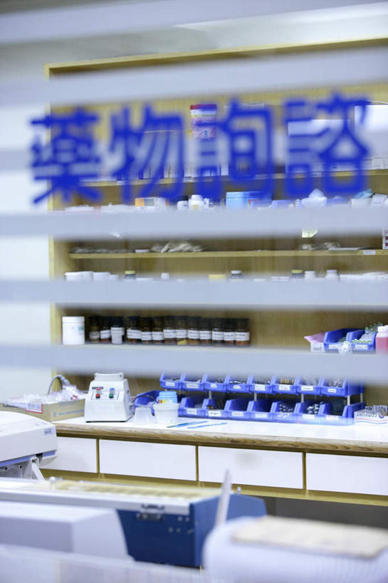 无人,医院,竖图,室内,白天,正面,一排,阴影,整齐,反射,标志,文字,影子,字符,标识,排列,汉字,队列,中文,医疗机构,国文,华文,彩图,病院,诊所