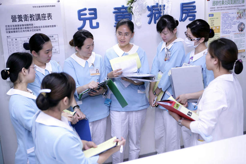 东方人,同事,医生,护士,医院,站,笑,说,微笑,露齿笑,横图,室内,白天,正面,工作服,制服,讨论,成功,合作,团队,集体,信心,亚洲,一排,握,整齐,分离,标志,文字,字符,墙,许多人,过滤,拿,分开,拿着,注视,黄种人,标识,队伍,墙壁,墙面,排列,白色,口罩,听诊器,观察,看,站着,一群人,医护人员,医疗人员,汉字,隔断,握着,遮掩,观看,隔离,察看,医疗设备,卫生,领导,掩盖,遮挡,白衣天使,成就,队列,关注,净化,中文,间隔,医疗器械,预防,记录板,医疗工具,合伙,领袖,遮盖,记事板,防尘,医疗机构,掩饰,国文,华文,断绝,隔开,屏蔽,屏绝,远离,中断,阻遏,阻隔,工作制服,产房,检测工具,交流,年轻女性,女人,女性,中年女性,亚洲人,大夫,沟通,讲话,交谈,商讨,说话,谈话,站立,半身,彩图,工作套服,病院,诊所