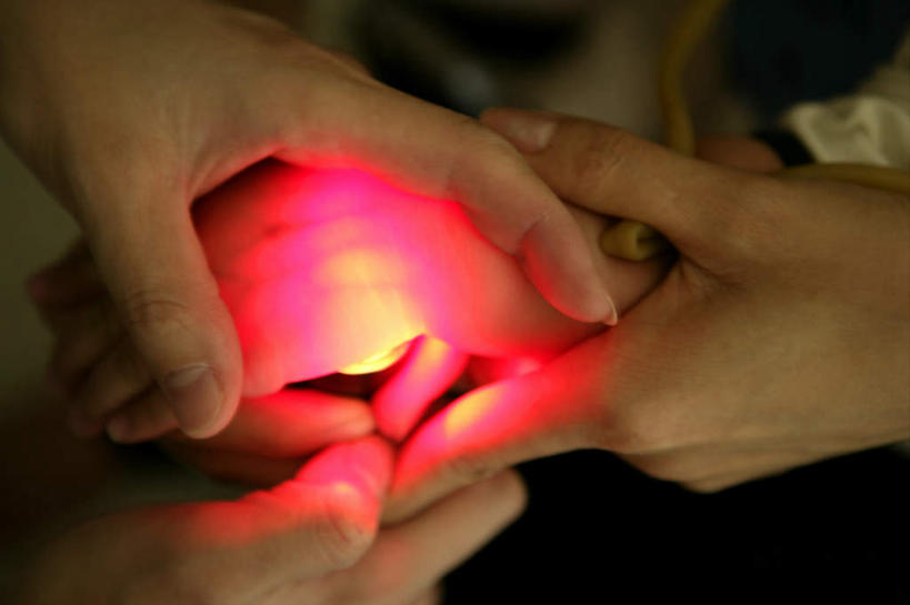 东方人,儿童,手,两个人,医生,病人,握手,横图,俯视,室内,特写,白天,纯洁,亚洲,双手,阴影,朦胧,模糊,反射,影子,黄种人,小孩,医护人员,医疗人员,手部,可爱,童年,童趣,病患,红外线,童真,烂漫,无邪,天真,年轻女性,女孩,女人,女性,亚洲人,孩子,大夫,患者,就医者,搀手,拉手,手拉手,手握手,半身,彩图,高角度拍摄,热射线,不可见光线,女生,电磁波