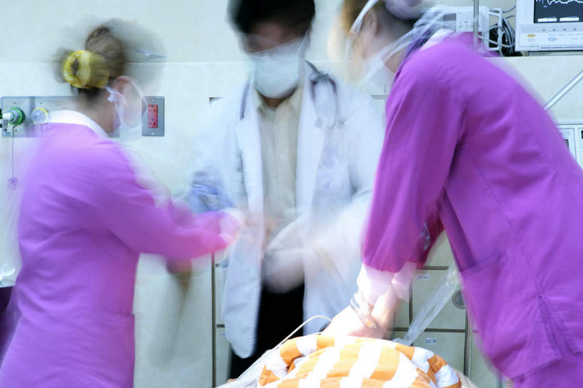 东方人,四个人,伙伴,朋友,医生,病人,医院,站,躺,闭眼,横图,室内,白天,正面,工作服,制服,友谊,合作,团队,床,亚洲,握,服装,朦胧,模糊,分离,墙,过滤,拿,分开,拿着,注视,休闲装,黄种人,墙壁,墙面,衣服,白色,口罩,听诊器,低头,观察,看,站着,医护人员,医疗人员,休闲,休闲服,隔断,针管,针筒,战略,握着,遮掩,注射,服饰,观看,隔离,按压,察看,医疗,医疗设备,卫生,注射器,掩盖,遮挡,输液,关注,净化,病患,间隔,医疗器械,防护服,预防,手术台,医疗工具,隔离服,打点滴,无菌服,遮盖,防尘,医疗机构,输液瓶,手术床,静脉输液,联合,合谋,掩饰,断绝,隔开,屏蔽,屏绝,远离,中断,阻遏,阻隔,工作制服,检测工具,卧着,配合,协作,男人,男性,年轻男性,年轻女性,女人,女性,亚洲人,大夫,患者,就医者,闭眼睛,闭着眼,闭着眼睛,躺着,卧,站立,半身,彩图,工作套服,病院,诊所,防静电工装,隔工作服,洁净工装,洁净工作服,净化服,无尘工作服,无尘衣