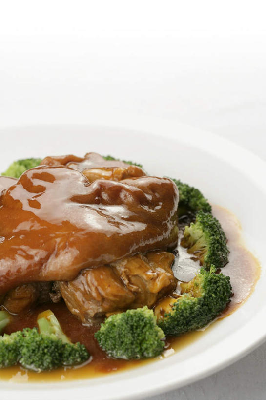 无人,竖图,俯视,室内,特写,白天,白色背景,烹饪,中餐,蔬菜,餐具,阴影,新鲜,反射,碟子,盘,影子,花菜,花椰菜,西兰花,红烧,肉,料理,食品,猪肉,菜肴,美食,肉类,食物,盘子,碟,红烧肉,中式,摄影,佳肴,有机食品,绿色食品,影棚,椰菜花,五花肉,肉食,豚肉,甘蓝花,红烧菜,肋条肉,三层肉,本帮菜,沪菜,上海菜,彩图,高角度拍摄,影棚拍摄,拍摄