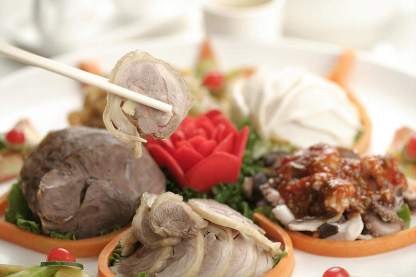 无人,横图,俯视,室内,特写,白天,白色背景,烹饪,中餐,筷子,萝卜,胡萝卜,蔬菜,西红柿,小番茄,杯子,餐具,一双,朦胧,模糊,新鲜,碟子,盘,料理,食品,文化,传统,菜肴,美食,食物,盘子,水杯,碟,中式,摄影,冷菜,佳肴,有机食品,绿色食品,影棚,礼节,礼仪,小西红柿,樱桃小番茄,珍珠小番茄,茶杯,进餐用具,樱桃番茄,圣女果,红萝卜,甘荀,番茄,彩图,高角度拍摄,影棚拍摄,拍摄