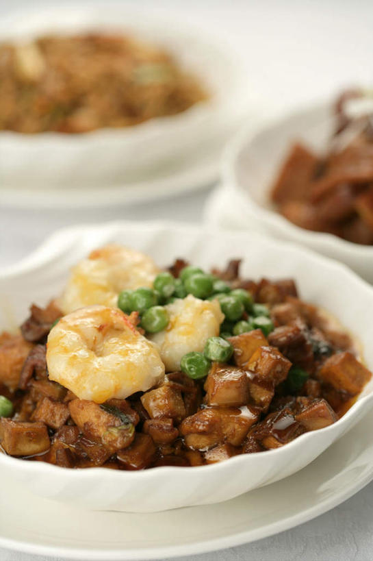 海鲜,无人,竖图,俯视,室内,特写,白天,白色背景,烹饪,中餐,植物,蔬菜,餐具,阴影,新鲜,反射,碟子,盘,影子,陶瓷,豆类,豆子,豌豆,虾,虾仁,料理,食品,陶瓷制品,水产,荷兰豆,菜肴,美食,海洋生物,食物,盘子,容器,碟,碗,中式,摄影,佳肴,有机食品,绿色食品,影棚,水晶虾仁,储藏,储存,水生动物,河虾,海产品,水生物,雪豆,海底动物,豆科,寒豆,毕豆,麻累,国豆,小寒豆,麦豌豆,本帮菜,沪菜,上海菜,淡水虾,青虾,日本沼虾,彩图,高角度拍摄,影棚拍摄,拍摄,贮存