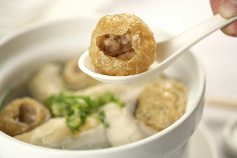 豆腐,无人,横图,俯视,室内,特写,白天,白色背景,烹饪,中餐,蔬菜,阴影,朦胧,模糊,新鲜,反射,影子,陶瓷,葱,青葱,肉,油炸,料理,食品,陶瓷制品,菜肴,美食,肉类,食物,容器,碗,中式,摄影,佳肴,有机食品,绿色食品,影棚,储藏,豆制品,储存,油豆腐,肉食,彩图,高角度拍摄,影棚拍摄,拍摄,贮存