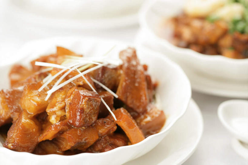 骨骼,无人,横图,俯视,室内,特写,白天,白色背景,烹饪,中餐,蔬菜,餐具,阴影,朦胧,模糊,新鲜,反射,碟子,盘,影子,陶瓷,豆芽,排骨,肉,料理,食品,陶瓷制品,骨头,猪肉,菜肴,美食,肉类,食物,盘子,容器,碟,碗,中式,摄影,佳肴,有机食品,绿色食品,影棚,储藏,骨架,储存,小排,豆芽菜,肉食,糖醋排骨,豚肉,芽苗菜,彩图,高角度拍摄,影棚拍摄,拍摄,酸甜,糖醋菜,贮存