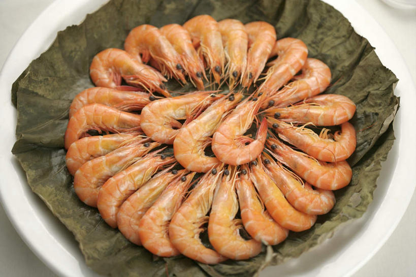 海鲜,无人,横图,俯视,室内,特写,白天,白色背景,烹饪,中餐,叶子,阴影,朦胧,模糊,环绕,围绕,反射,影子,陶瓷,料理,食品,荷叶,陶瓷制品,基围虾,环抱,水产,菜肴,美食,海洋生物,食物,容器,碗,中式,摄影,佳肴,影棚,储藏,储存,水生动物,海产品,水生物,海底动物,莲叶,萦绕,刀额新对虾,麻虾,新对虾,叶,叶片,彩图,高角度拍摄,影棚拍摄,拍摄,油焖虾,贮存