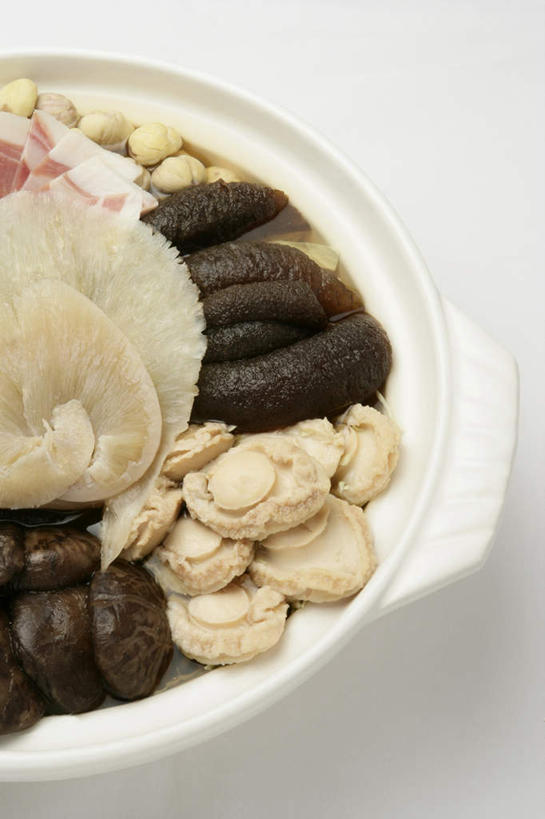 海鲜,无人,竖图,俯视,室内,特写,白天,白色背景,烹饪,中餐,厨具,阴影,反射,锅子,砂锅,影子,陶瓷,肉,料理,食品,陶瓷制品,锅,火腿,水产,猪肉,菜肴,美食,肉类,海洋生物,食物,腌制,中式,摄影,佳肴,影棚,锅具,海参,水生动物,海产品,水生物,棘皮动物,肉食,海底动物,烹饪用具,豚肉,熏制,火肉,兰熏,猪腿,烹调用具,烹调,彩图,高角度拍摄,影棚拍摄,拍摄