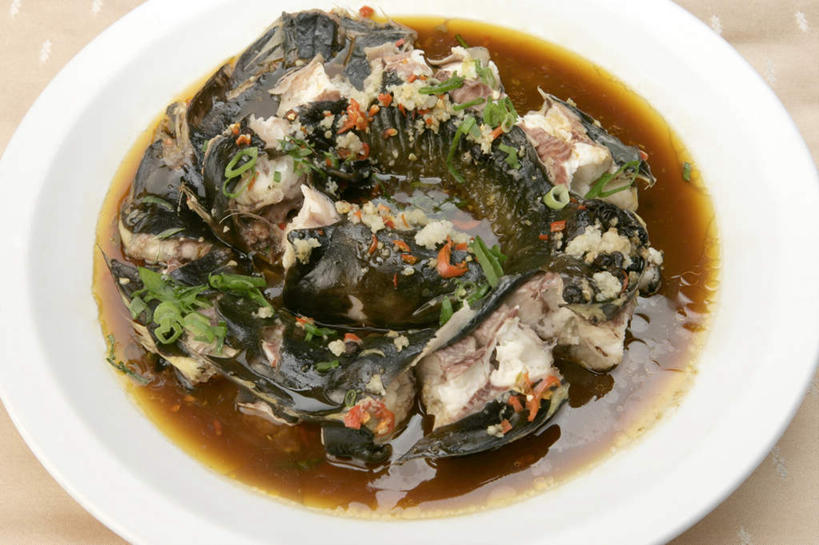 无人,横图,俯视,室内,特写,白天,烹饪,中餐,桌面,桌子,辣椒,蔬菜,蒜,阴影,新鲜,反射,木制,影子,陶瓷,肉,鱼肉,料理,食品,陶瓷制品,蒜头,菜肴,美食,肉类,食物,木制品,容器,碗,中式,摄影,佳肴,有机食品,绿色食品,影棚,储藏,储存,肉食,辣角,红海椒,大椒,辣虎,广椒,胡蒜,湖南菜,湘菜,辣子,红辣椒,海椒,番椒,大蒜,彩图,高角度拍摄,影棚拍摄,拍摄,剁椒鱼头,贮存