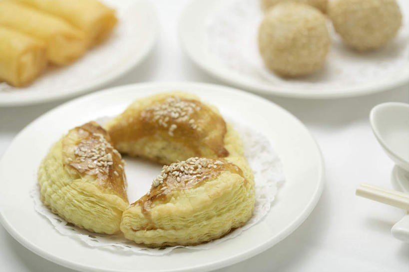 点心,无人,横图,俯视,室内,特写,白天,白色背景,筷子,餐具,阴影,反射,碟子,盘,影子,勺子,谷类,谷物,芝麻,料理,食品,面点,糯米,米,球形,文化,传统,大米,春卷,美食,球,食物,盘子,调羹,碟,汤匙,球体,中式,摄影,影棚,礼节,薄饼,礼仪,麻球,脂麻,胡麻,白麻,巨胜子,油麻,春饼,江米,煎堆,麻圆,进餐用具,彩图,高角度拍摄,影棚拍摄,拍摄