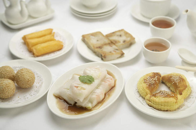 点心,无人,横图,俯视,室内,特写,白天,白色背景,烹饪,中餐,幸福,茶,杯子,餐具,阴影,反射,碟子,盘,影子,谷类,谷物,茶叶,料理,食品,面点,糯米,米,球形,娱乐,大米,春卷,菜肴,美食,球,食物,盘子,水杯,碟,享受,休闲,球体,温馨,中式,放松,乐趣,摄影,佳肴,影棚,提神,舒适,薄饼,醒脑,肠粉,麻球,春饼,江米,煎堆,麻圆,广东菜,粤菜,茶杯,彩图,高角度拍摄,影棚拍摄,拍摄,蒸肠粉