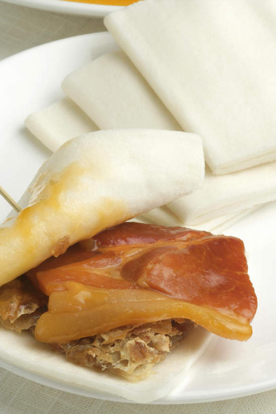 无人,竖图,俯视,室内,特写,白天,白色背景,餐具,阴影,反射,碟子,盘,影子,调料,酱料,酱汁,面饼,肉,佐料,调味品,调味料,火腿,猪肉,酱,肉类,腌制,盘子,碟,摄影,影棚,肉食,豚肉,熏制,火肉,兰熏,猪腿,彩图,高角度拍摄,影棚拍摄,拍摄