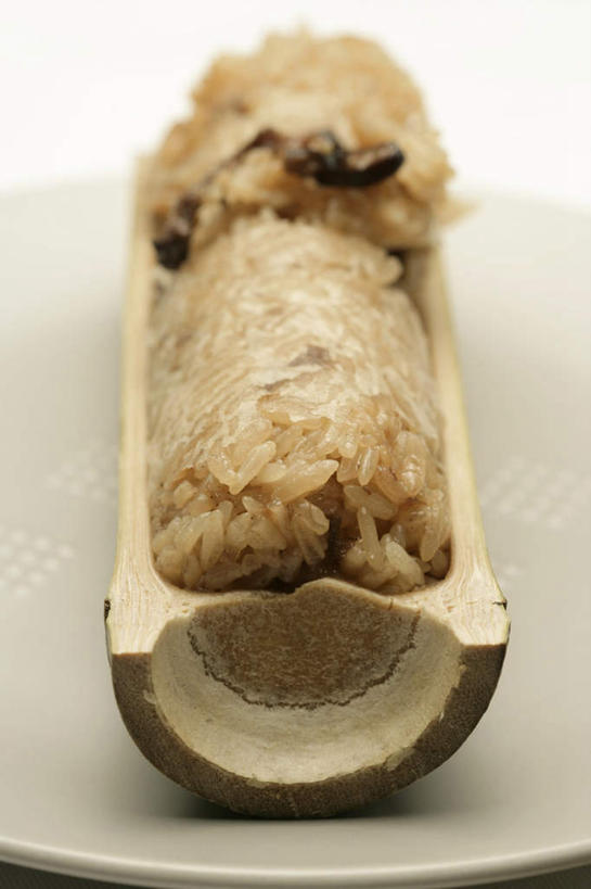 无人,竖图,俯视,室内,特写,白天,白色背景,烹饪,中餐,餐具,阴影,反射,碟子,盘,影子,谷类,谷物,料理,食品,糯米,米,筷笼,大米,菜肴,美食,食物,盘子,容器,碟,中式,摄影,佳肴,影棚,竹筒饭,筷筒,箸筒,江米,彩图,高角度拍摄,影棚拍摄,拍摄,香竹饭,竹筒香饭