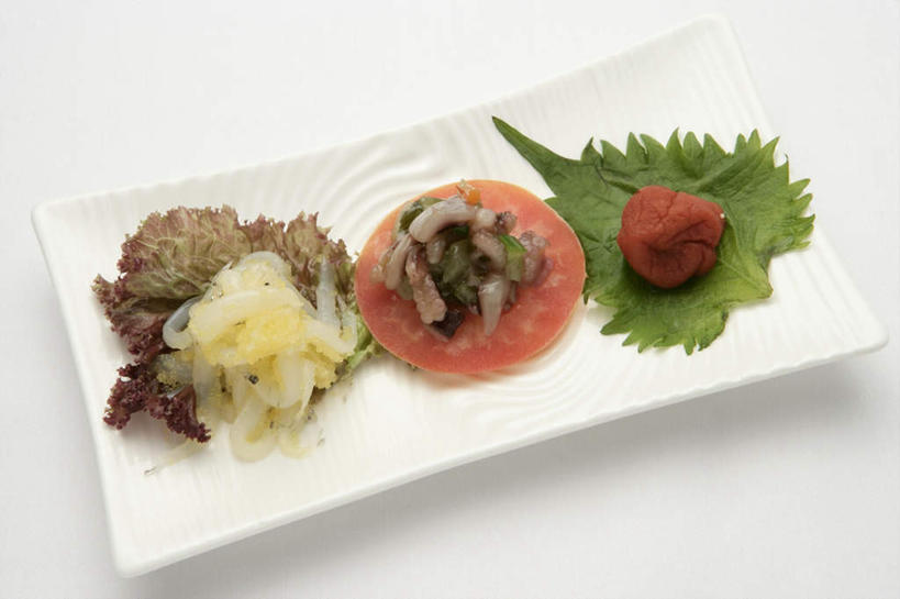 三文鱼,无人,横图,俯视,室内,特写,白天,白色背景,烹饪,鲑鱼,蔬菜,餐具,叶子,阴影,新鲜,反射,碟子,盘,影子,莴苣,莴笋,日本料理,料理,食品,绿叶,菜肴,美食,食物,盘子,碟,日式料理,日式,嫩叶,摄影,冷菜,佳肴,有机食品,绿色食品,影棚,大马哈鱼,香笋,撒蒙鱼,萨门鱼,冰海之皇,鲑,千金菜,马哈鱼,麻哈鱼,大麻哈鱼,叶,叶片,彩图,高角度拍摄,影棚拍摄,拍摄