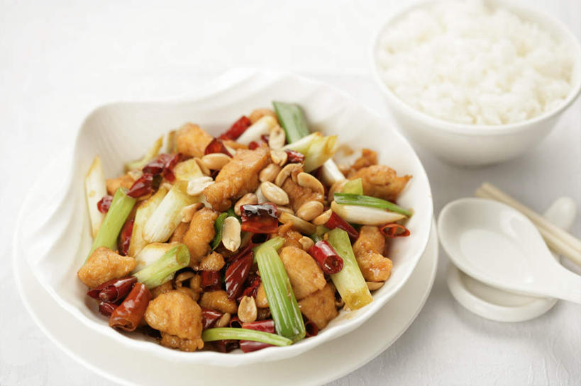 米饭,无人,横图,俯视,室内,特写,白天,白色背景,烹饪,中餐,植物,筷子,豆,花生,辣椒,芹菜,蔬菜,餐具,阴影,新鲜,反射,碟子,盘,影子,勺子,陶瓷,豆类,豆子,鸡肉,肉,料理,食品,坚果,筷架,陶瓷制品,饭,筷枕,文化,传统,菜肴,美食,肉类,食物,盘子,容器,调羹,碟,汤匙,碗,中式,摄影,长生果,佳肴,有机食品,绿色食品,影棚,辣子鸡,储藏,礼节,筷子架,五谷,储存,花生仁,礼仪,肉食,豆科,辣角,红海椒,大椒,辣虎,广椒,落花生,落生,进餐用具,花生米,药芹,水芹,辣子,花生豆,红辣椒,旱芹,海椒,番椒,彩图,高角度拍摄,影棚拍摄,拍摄,贮存