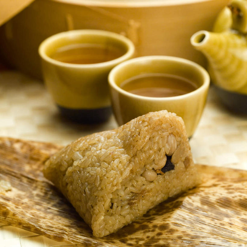 无人,方图,俯视,室内,特写,白天,幸福,茶,桌面,桌子,杯子,叶子,端午节,阴影,节日,朦胧,模糊,庆祝,反射,木制,壶,影子,粽叶,茶叶,绿叶,粽子,文化,娱乐,水壶,茶壶,木制品,容器,水杯,庆典,享受,休闲,温馨,嫩叶,放松,乐趣,纪念,提神,舒适,醒脑,箬叶,芦苇叶,角黍,筒粽,叶,叶片,茶杯,彩图,高角度拍摄