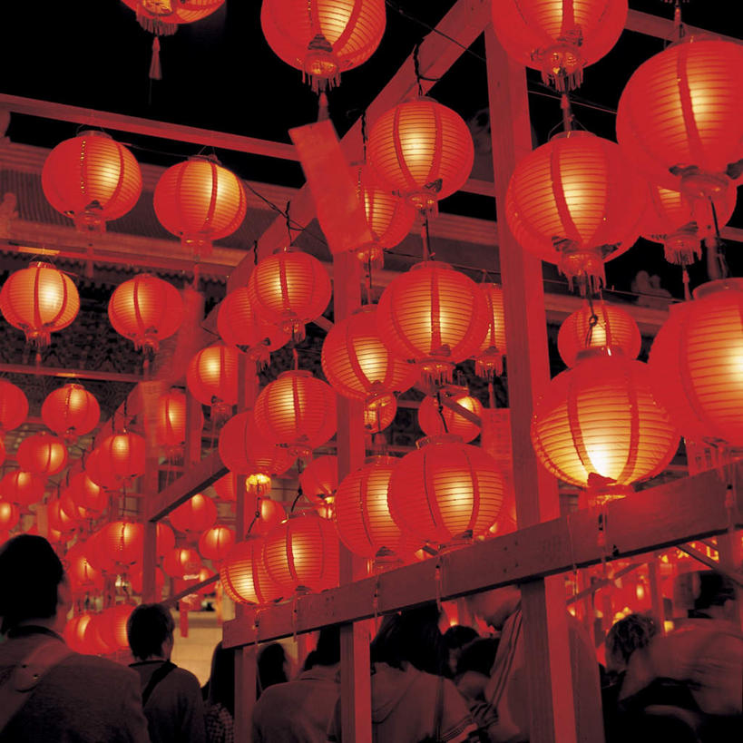 东方人,走,方图,室外,夜晚,仰视,照明,元宵节,亚洲,许多,行人,游客,游人,吊挂,悬挂,服装,节日,朦胧,模糊,庆祝,灯笼,纸灯笼,庙会,许多人,挂,注视,休闲装,黄种人,文化,路人,旅客,衣服,灯具,观察,看,祈祷,一群人,庆典,休闲,健康,休闲服,许愿,宗教,服饰,信仰,观看,纪念,祈求,照亮,察看,照明设备,关注,过客,平安,男人,男性,年轻男性,年轻女性,女人,女性,亚洲人,步行,散步,走路,半身,彩图,低角度拍摄,春灯节,上元节,小正月,庙市,节场