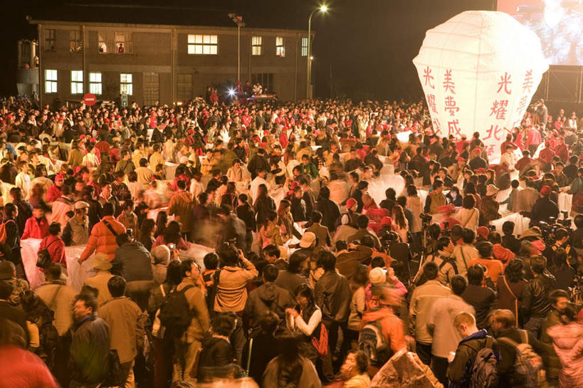 东方人,站,横图,俯视,室外,夜晚,照明,亚洲,行人,游客,游人,服装,节日,标志,灯笼,文字,纸灯笼,字符,庙会,许多人,注视,休闲装,黄种人,文化,标识,路人,旅客,衣服,灯具,观察,看,祈祷,站着,一群人,休闲,健康,休闲服,汉字,许愿,宗教,服饰,信仰,观看,纪念,祈求,照亮,察看,照明设备,关注,中文,孔明灯,国文,华文,过客,平安,男人,男性,年轻男性,年轻女性,女人,女性,亚洲人,站立,半身,彩图,高角度拍摄,庙市,节场,天灯