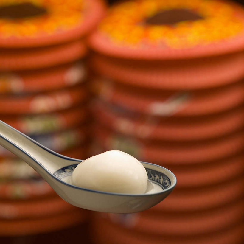 点心,汤团,无人,方图,室内,特写,白天,正面,照明,元宵节,阴影,节日,朦胧,模糊,庆祝,反射,灯笼,影子,纸灯笼,勺子,料理,食品,文化,美食,食物,糕点,两个,一个,灯具,调羹,汤匙,庆典,中式,单个,纪念,照亮,照明设备,汤圆,元宵,彩图,春灯节,上元节,小正月