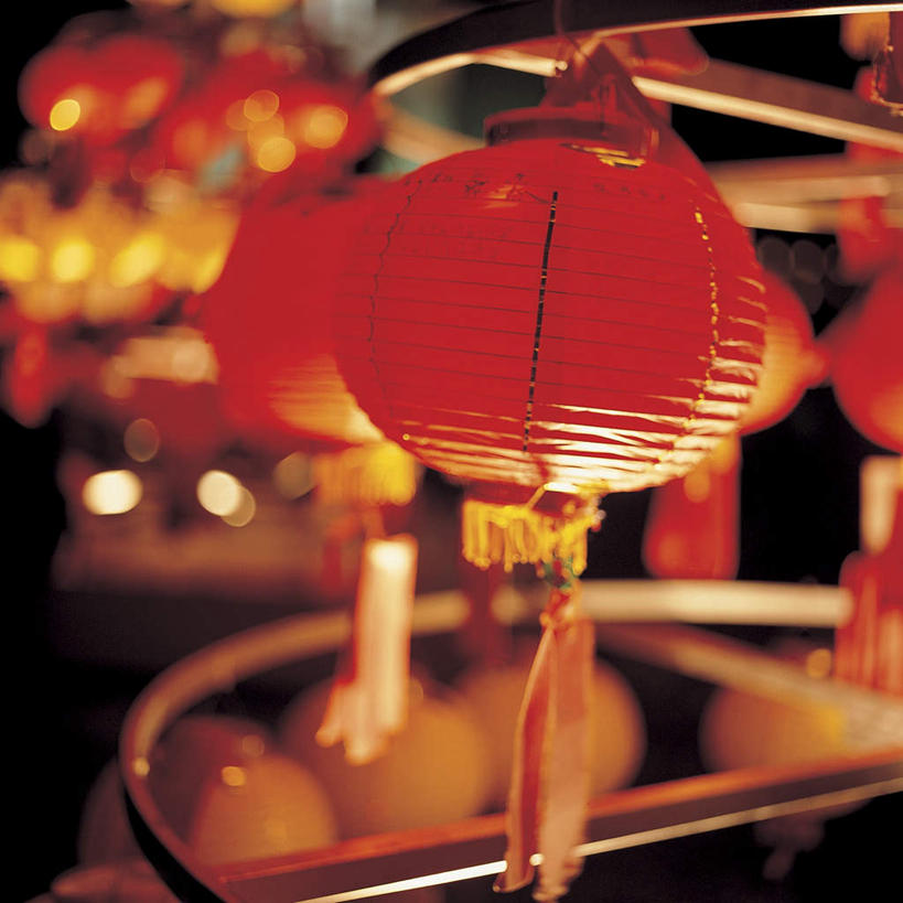 无人,方图,室外,特写,夜晚,正面,蜡烛,照明,元宵节,许多,悬挂,阴影,节日,朦胧,模糊,庆祝,反射,光线,灯笼,火焰,影子,纸灯笼,烛光,燃烧,文化,灯具,点燃,庆典,纪念,照亮,照明设备,彩图,春灯节,上元节,小正月