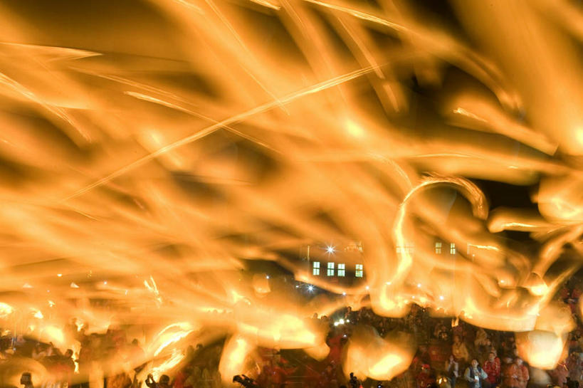 东方人,站,横图,俯视,室外,夜晚,烟火,亚洲,行人,游客,游人,服装,节日,朦胧,模糊,庙会,许多人,注视,休闲装,黄种人,文化,路人,旅客,衣服,焰火,观察,看,祈祷,站着,一群人,休闲,健康,休闲服,许愿,宗教,服饰,信仰,观看,纪念,祈求,察看,关注,礼花,花炮,礼花炮,过客,平安,男人,男性,年轻男性,年轻女性,女人,女性,亚洲人,烟花,站立,半身,彩图,高角度拍摄,庙市,节场