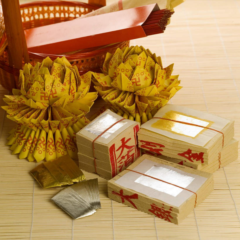 无人,交叉,方图,俯视,室内,特写,白天,竹子,静物,蜡烛,照明,阴影,竹制,节日,编织,反射,彩灯,篮子,影子,烟雾,灯光,燃烧,文化,灯,佛香,香火,香烛,竹篮,灯具,祈祷,健康,许愿,宗教,花灯,信仰,烧香,纪念,竹条,祈求,交织,照亮,祭奠,祭祀,竹制品,照明设备,祭拜,纸钱,穿插,敬拜,冥币,平安,祭司,彩图,高角度拍摄,莲花灯,冥纸,冥镪,冥钞