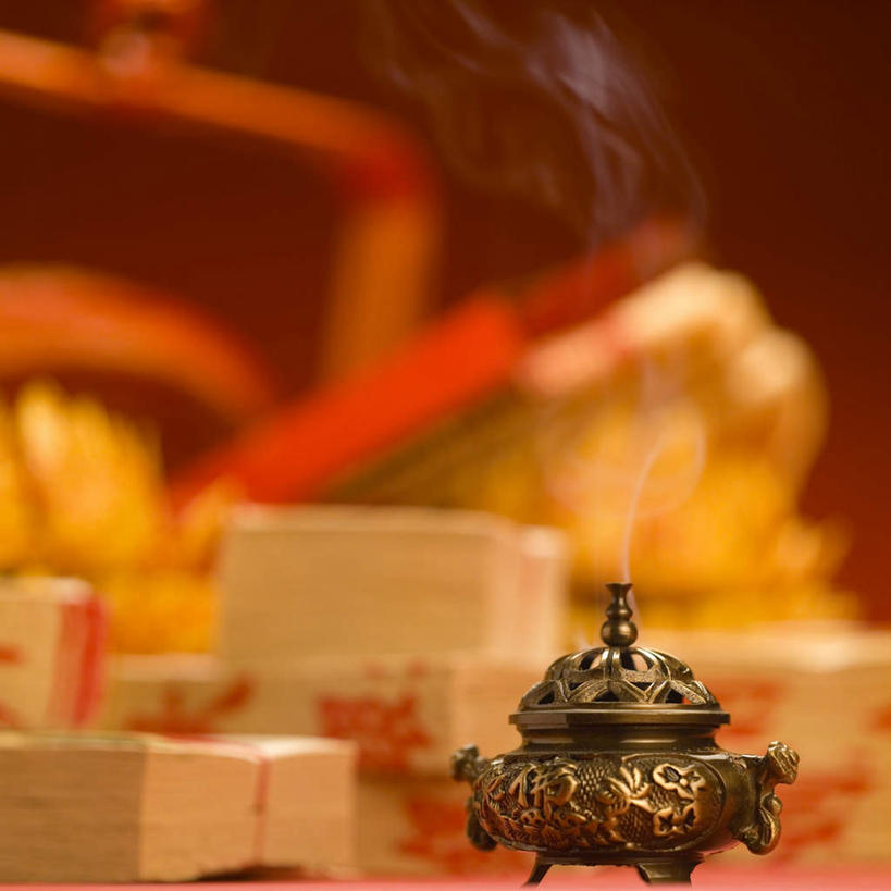 无人,方图,室内,特写,白天,正面,桌面,桌子,阴影,朦胧,模糊,反射,木制,香炉,影子,烟雾,木制品,祈祷,许愿,宗教,信仰,祈求,祭奠,祭祀,祭拜,祭坛,纸钱,敬拜,冥币,祭司,彩图,冥纸,冥镪,冥钞