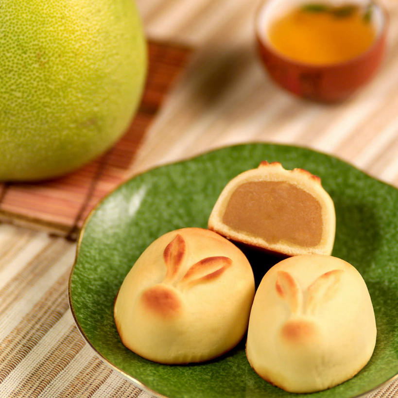 点心,月饼,无人,方图,俯视,室内,特写,白天,幸福,茶,桌面,桌子,哺乳动物,杯子,餐具,阴影,朦胧,模糊,反射,木制,兔子,碟子,盘,影子,茶叶,料理,食品,面点,娱乐,美食,食物,糕点,动物,盘子,木制品,水杯,碟,享受,休闲,温馨,中式,放松,乐趣,兔,提神,舒适,醒脑,宫饼,胡饼,团圆饼,小饼,月团,茶杯,彩图,高角度拍摄