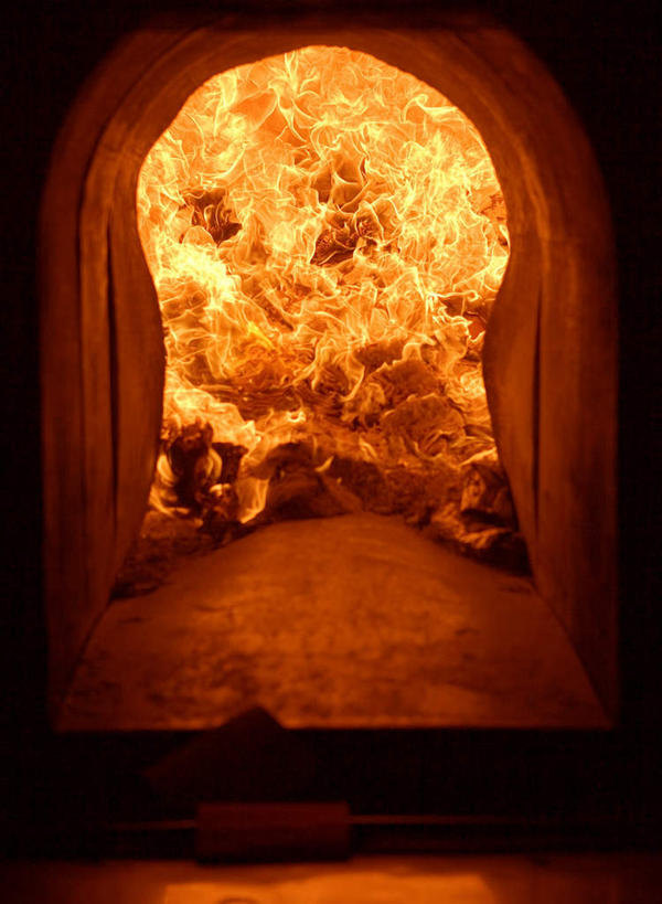 无人,寺庙,竖图,室内,特写,白天,正面,热情,火,阴影,节日,朦胧,模糊,反射,火焰,影子,燃烧,文化,香火,庙宇,祈祷,健康,许愿,宗教,信仰,纪念,祈求,祭奠,祭祀,祭拜,纸钱,敬拜,冥币,平安,祭司,彩图,庙,寺,冥纸,冥镪,冥钞