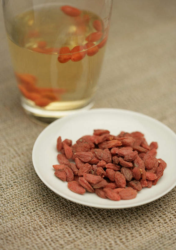 无人,竖图,俯视,室内,特写,白天,幸福,植物,茶,桌子,餐具,阴影,朦胧,模糊,反射,碟子,盘,影子,茶叶,果实,草药,药草,一杯,娱乐,中药,一个,白色,盘子,碟,享受,休闲,温馨,放松,乐趣,摄影,影棚,单个,枸杞子,枸杞,提神,舒适,醒脑,药材,中草药,中药材,本草,苟起子,枸杞豆,枸杞果,血杞子,彩图,高角度拍摄,影棚拍摄,拍摄