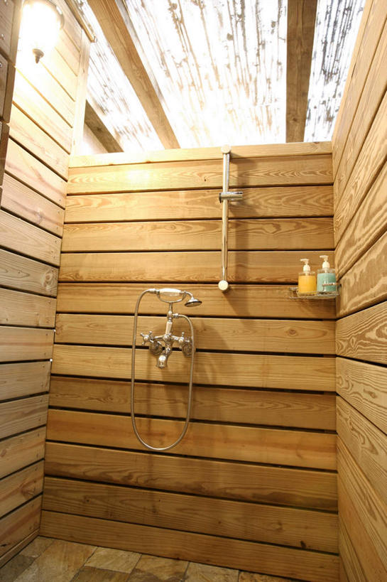 无人,竖图,室内,白天,正面,洗澡,窗户,卫生间,浴室,阴影,反射,木制,影子,墙,天窗,干净,玻璃窗,墙壁,墙面,花洒,莲蓬头,木制品,清洁,享受,健康,放松,保健,卫生,喷雾头,泡汤,淋浴房,彩图,沐浴,冲凉房,沐浴间,沐浴室