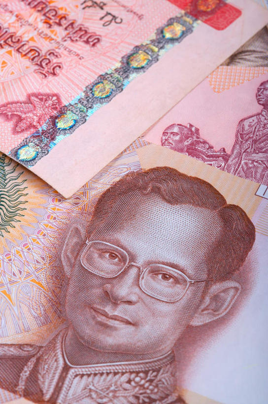 东方人,一个人,无人,笑,微笑,竖图,俯视,室内,特写,白天,钱,静物,亚洲,仅一个男性,仅一个人,仅一个中年男性,一副,阴影,反射,钱币,眼镜,影子,注视,黄种人,观察,看,钞票,金融,纸币,经济,观看,察看,关注,近视眼镜,流通,纸钞,贸易,货币,现金,男人,男性,中年男性,亚洲人,半身,彩图,高角度拍摄,泰铢