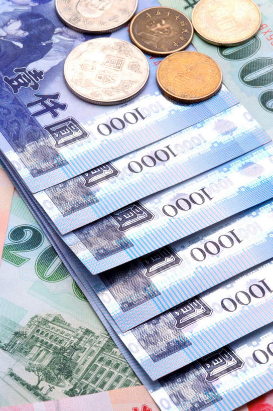 无人,竖图,俯视,室内,特写,白天,钱,静物,一排,许多,整齐,标志,钱币,数字,文字,字符,标识,排列,汉字,钞票,金融,纸币,阿拉伯数字,经济,台币,队列,流通,纸钞,贸易,货币,现金,硬币,彩图,高角度拍摄