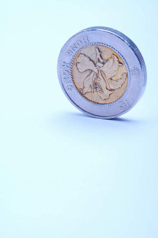 无人,竖图,室内,特写,白天,白色背景,正面,钱,静物,阴影,朦胧,模糊,反射,钱币,影子,一个,金融,摄影,影棚,港币,经济,单个,流通,贸易,货币,现金,硬币,彩图,影棚拍摄,拍摄,港元