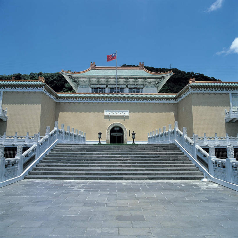 无人,博物馆,栏杆,方图,室外,白天,仰视,旅游,度假,山,山脉,楼梯,标志建筑,地标,建筑,旗帜,国旗,台湾,中国,亚洲,阴影,研究,光线,扶手,瓦片,影子,阶梯,屋顶,山峰,云,云朵,山峦,教育,云彩,顶棚,瓦,娱乐,建设,护栏,台阶,蓝色,白云,蓝天,天空,阳光,群山,天,享受,休闲,旅游胜地,放松,建造,晴朗,展览,欣赏,陈列,东亚,屋瓦,台北,港澳台,中华人民共和国,省会,台北市,台湾省,典藏,士林,士林区,台北故宫博物院,外双溪,中山博物院,旗,晴空,彩图,低角度拍摄,台