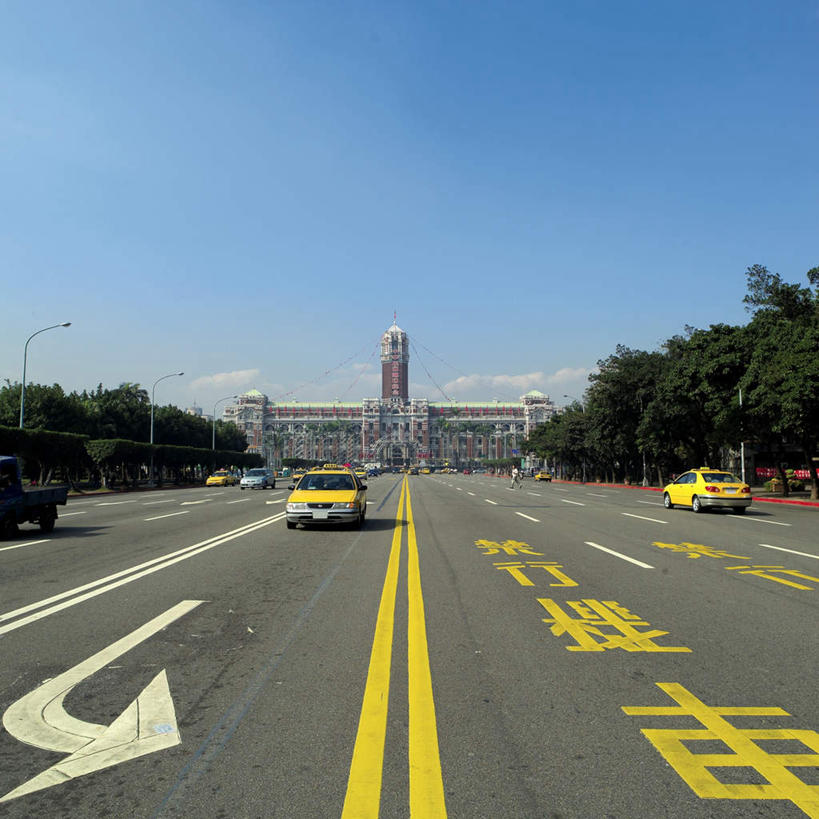 无人,高楼大厦,方图,室外,白天,正面,旅游,度假,标志建筑,大厦,道路,地标,建筑,路,摩天大楼,公路,出租车,汽车,台湾,中国,亚洲,阴影,光线,标志,文字,影子,字符,云,云朵,分界线,停车线,交通,云彩,方向,娱乐,标识,建设,箭头,车,蓝色,白云,蓝天,天空,阳光,交通工具,轿车,天,享受,休闲,汉字,旅游胜地,放松,晴朗,车行道,车行道分界线,指向,中文,载具,的士,标线,计程车,东亚,车行线,台北,总统府,港澳台,中华人民共和国,省会,簇,国文,华文,台北市,台湾省,中正区,台湾总统府,晴空,马路,彩图,大楼,高层建筑,高楼,摩天楼,台