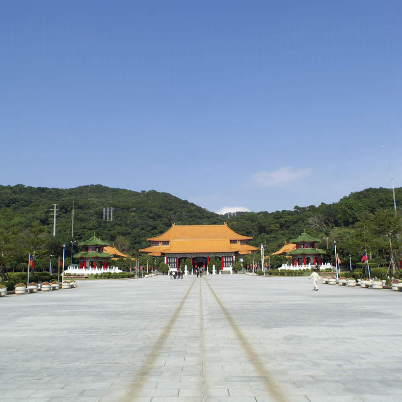 无人,方图,室外,白天,正面,旅游,度假,植物,标志建筑,道路,地标,建筑,路,公路,台湾,中国,亚洲,阴影,光线,瓦片,影子,屋顶,云,云朵,交通,云彩,顶棚,瓦,娱乐,建设,树,树木,蓝色,绿色,白云,蓝天,天空,阳光,自然,天,享受,休闲,旅游胜地,放松,建造,生长,晴朗,成长,东亚,屋瓦,台北,忠烈祠,港澳台,中华人民共和国,省会,台北市,台湾省,台湾忠烈祠,晴空,马路,彩图,台