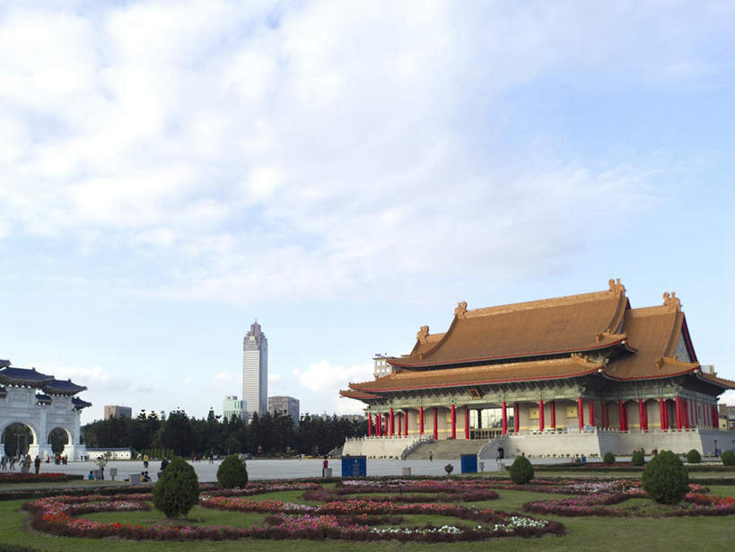 无人,高楼大厦,横图,室外,白天,仰视,旅游,度假,草地,草坪,花海,花圃,植物,标志建筑,大厦,地标,建筑,摩天大楼,叶子,台湾,中国,亚洲,阴影,盛开,光线,瓦片,影子,屋顶,云,云朵,花蕾,云彩,顶棚,瓦,娱乐,建设,草,花,花瓣,花朵,花卉,鲜花,树,树木,蓝色,绿色,白云,蓝天,天空,阳光,自然,花丛,花束,花田,天,花苞,花蕊,享受,休闲,旅游胜地,放松,建造,生长,晴朗,成长,蒋介石纪念堂,中正纪念堂,东亚,屋瓦,台北,港澳台,中华人民共和国,省会,台北市,台湾省,蒋公纪念堂,中正区,晴空,彩图,低角度拍摄,大楼,高层建筑,高楼,摩天楼,台